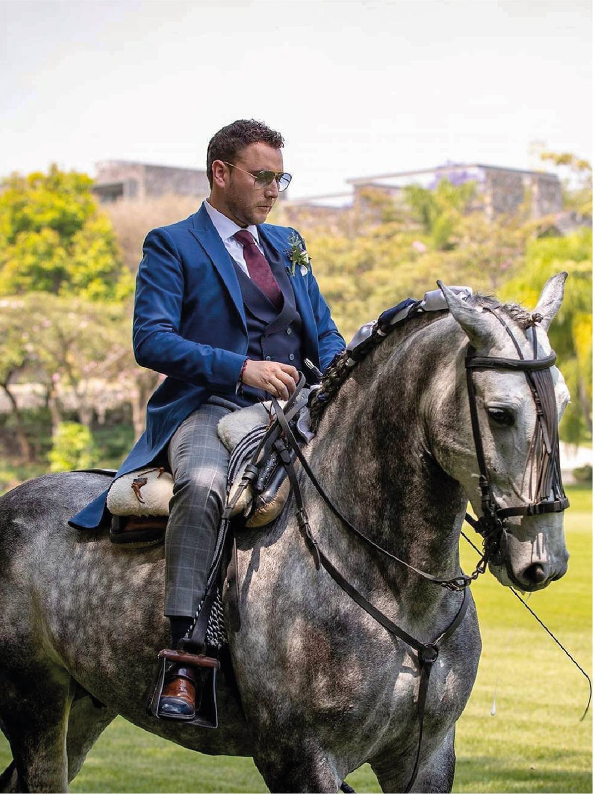 Novio montando en un caballo