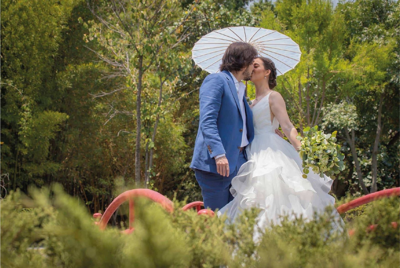 Pareja de novios felices por su día especial