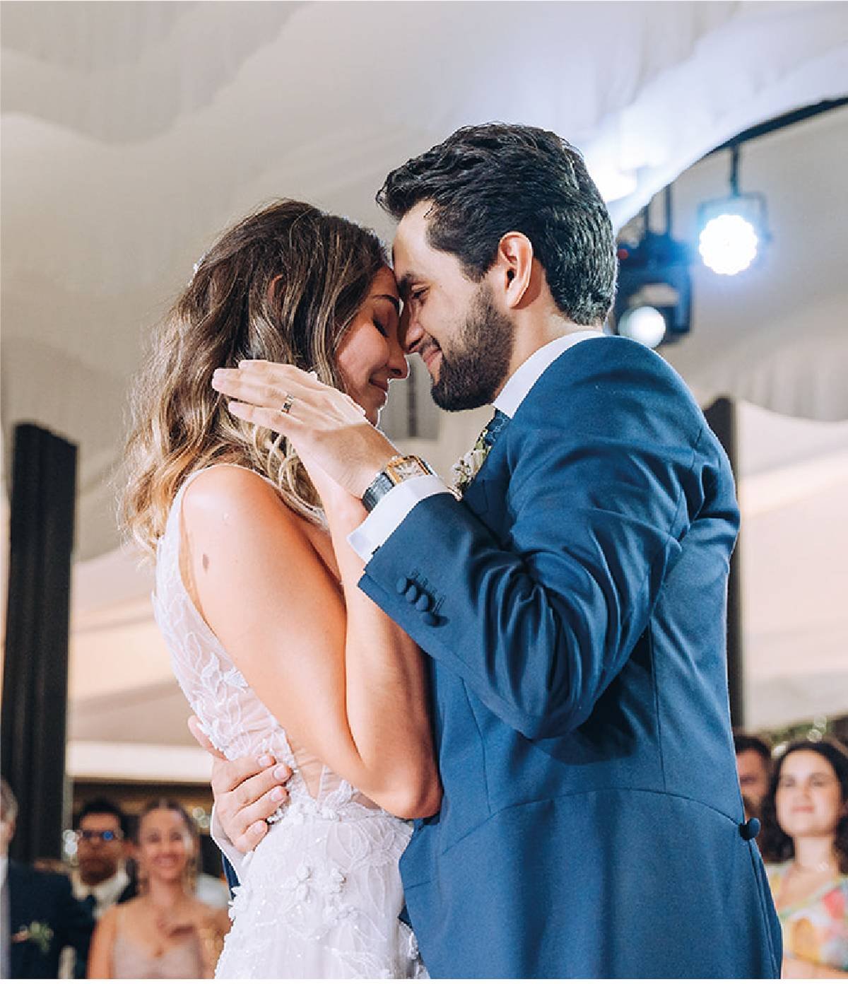 Pareja bailando en su boda