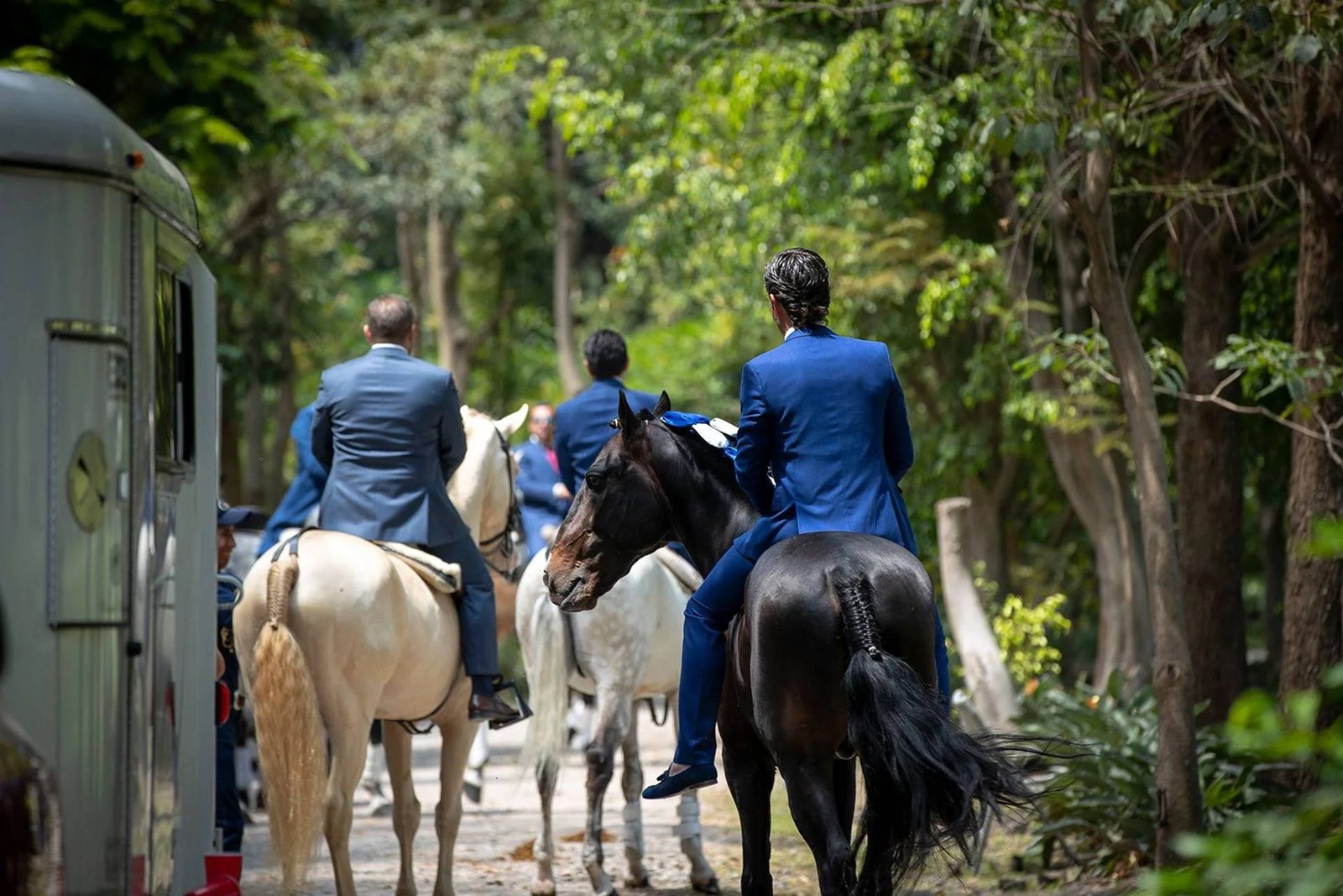 Caballeros entrando a caballo