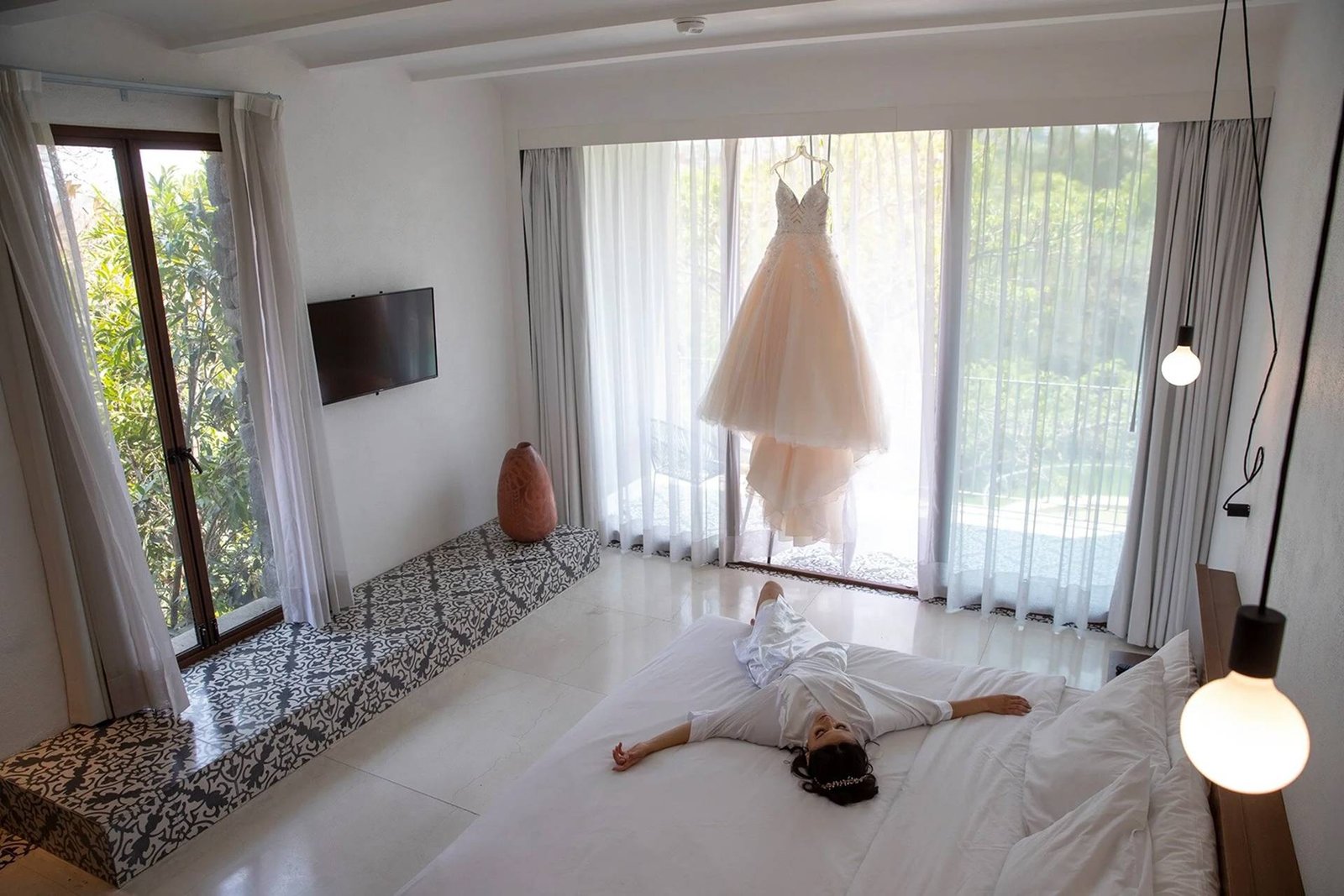 Relajándose en cuarto del hotel