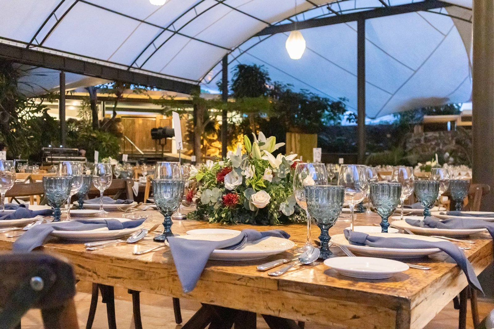 Montaje de mesa para boda en Jardín Huayacán
