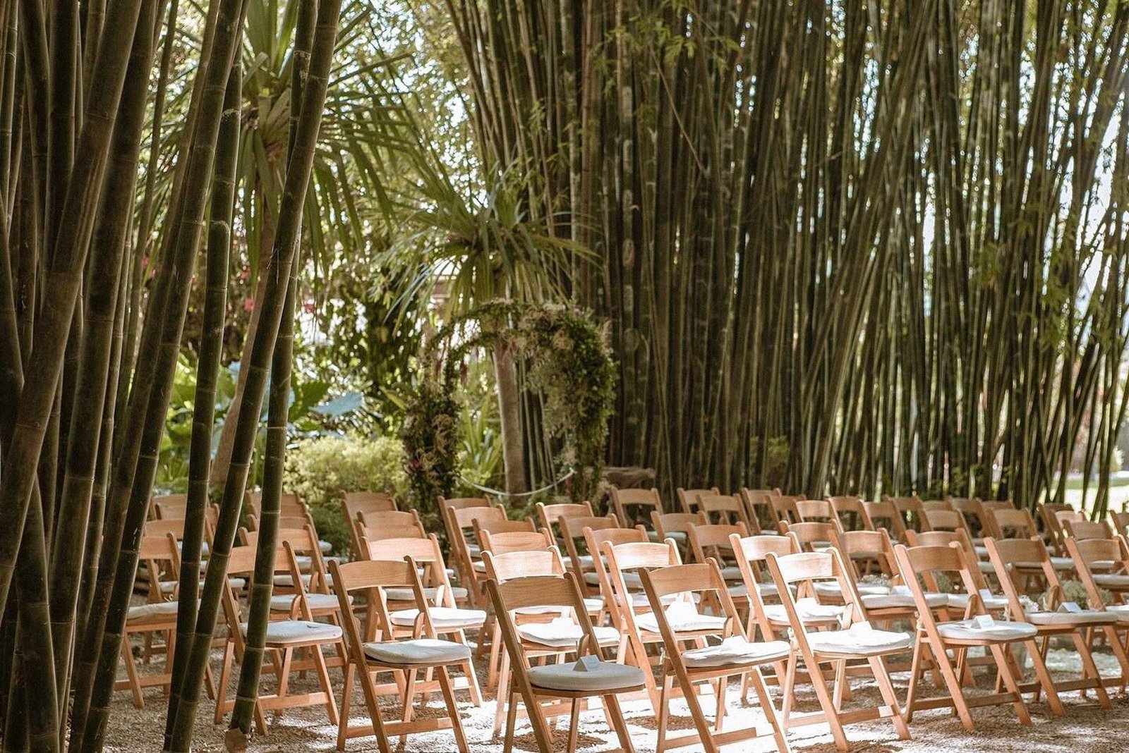 Decoración par misa en bosque de bambúes Huayacán