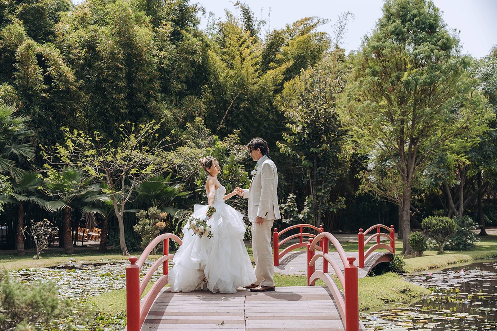 Pareja de novios en jardín Huayacán