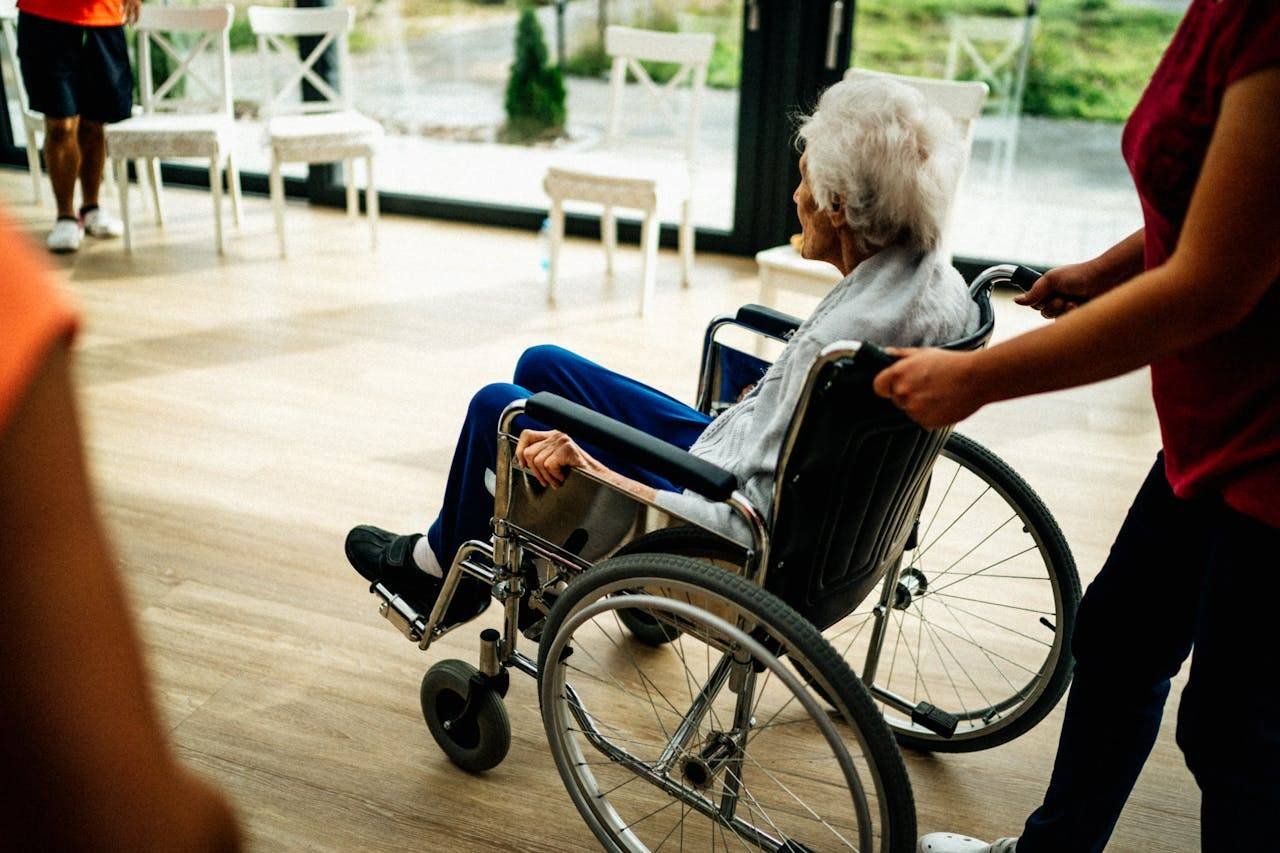 Ayudando a los ancianos de la tercera edad
