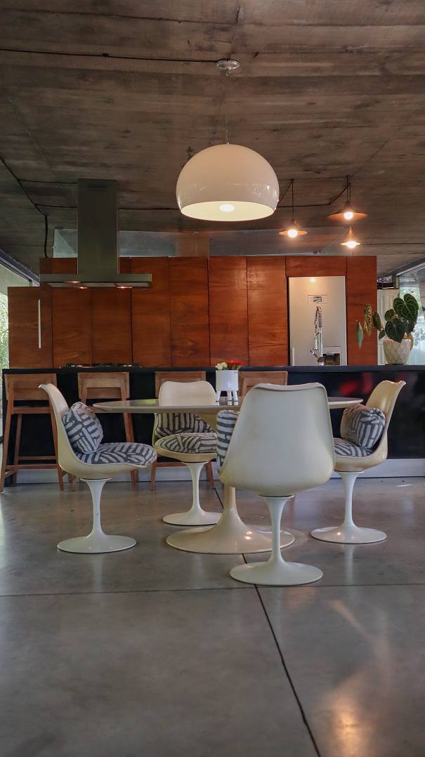Comedor moderno con sillas tipo tulip