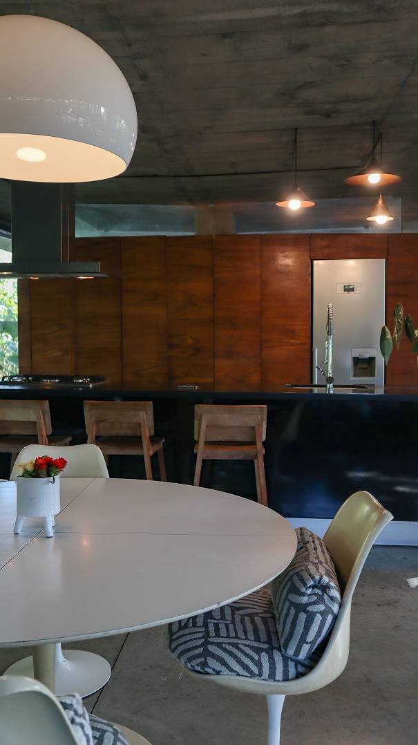 Detalle de mesa con sillas tuili perfil