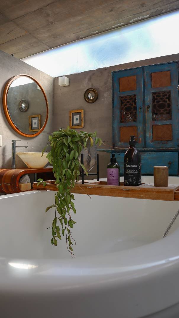 Detalle de tina de baño relajante con mueble vitange azul
