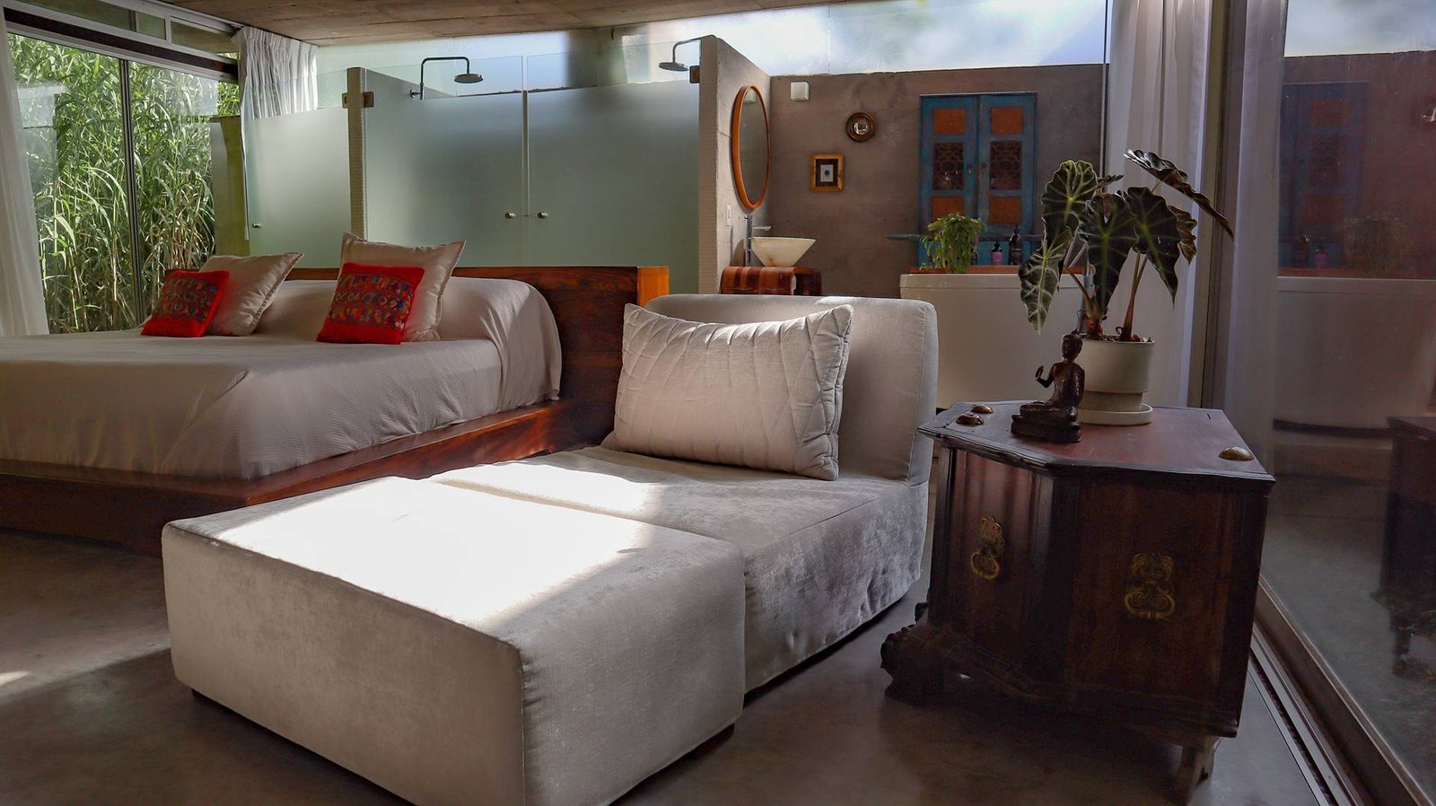 Recámara principal cama cojines rojos chaise longue