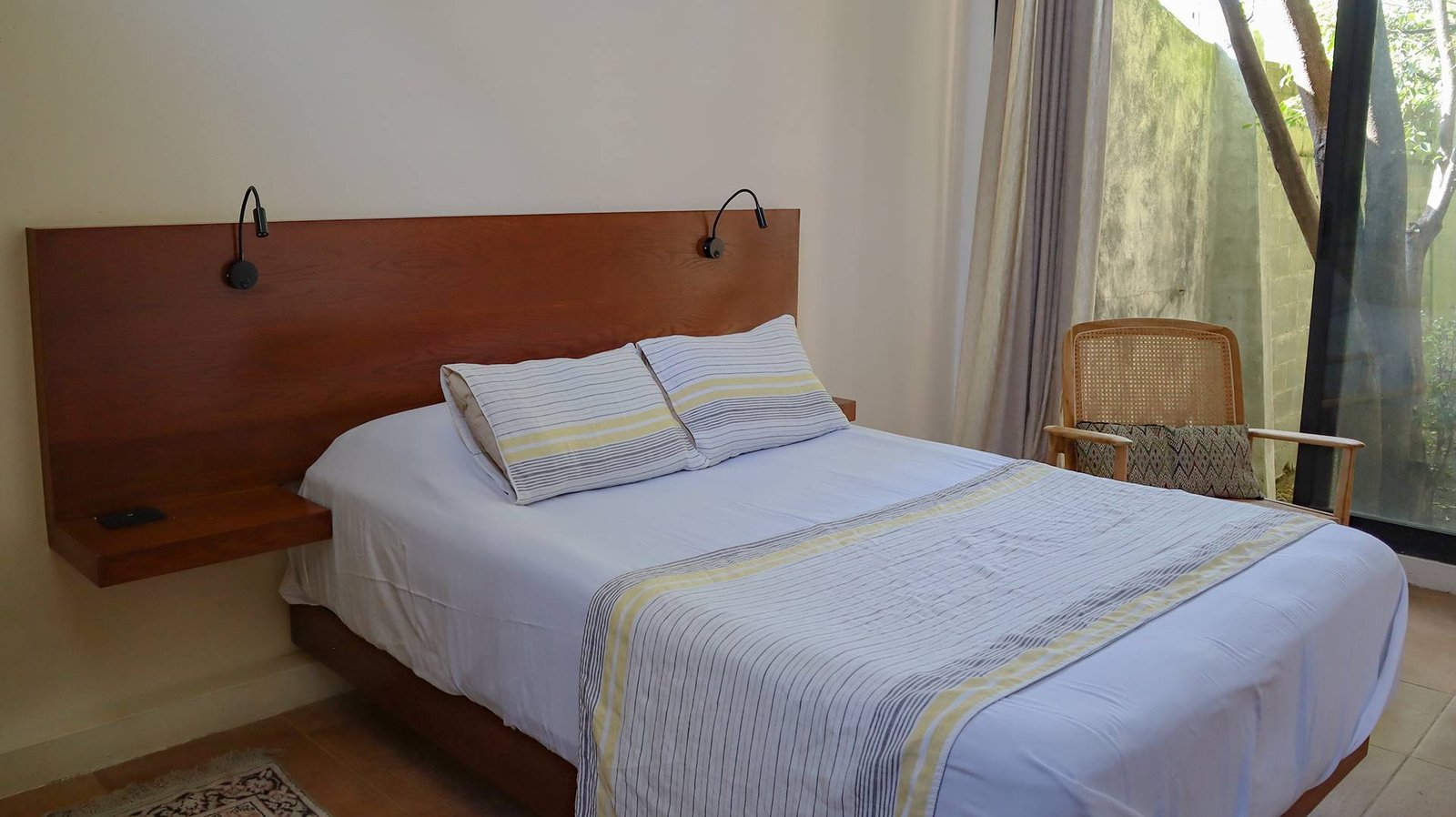 Recámara secundaria con cama textil de rayas