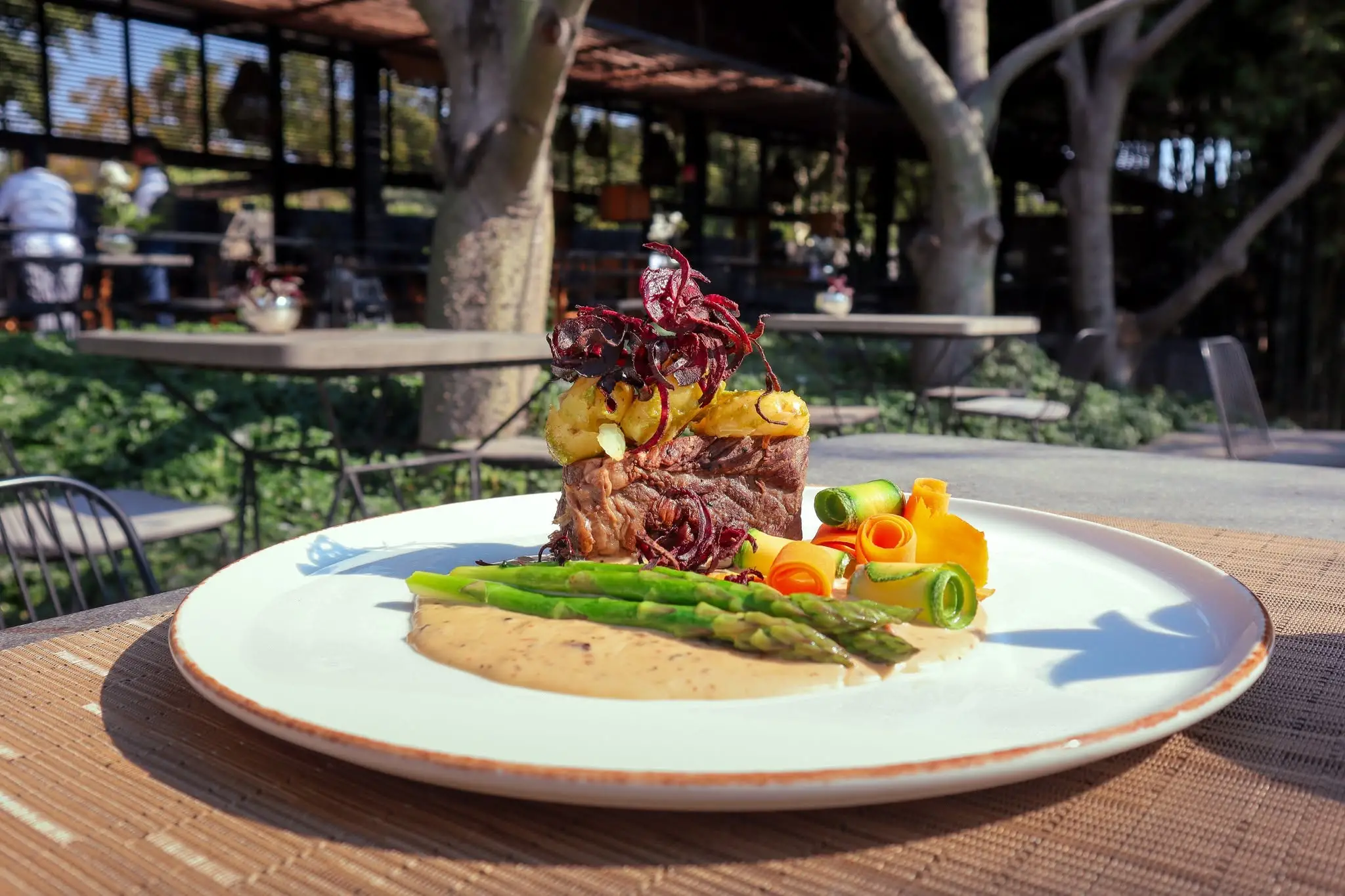Platillo con carne, verduras y flores comestibles