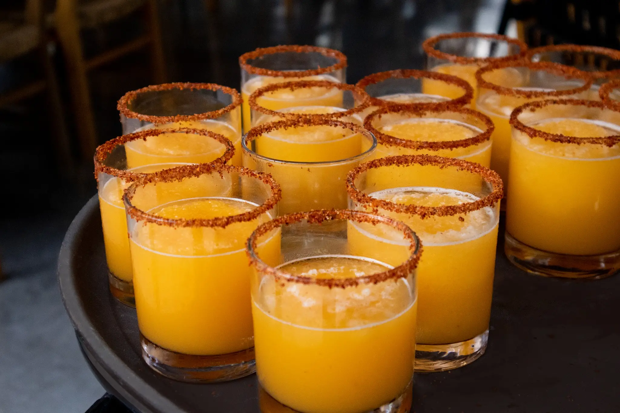 Vasos con bebida de naranja con borde escarchado